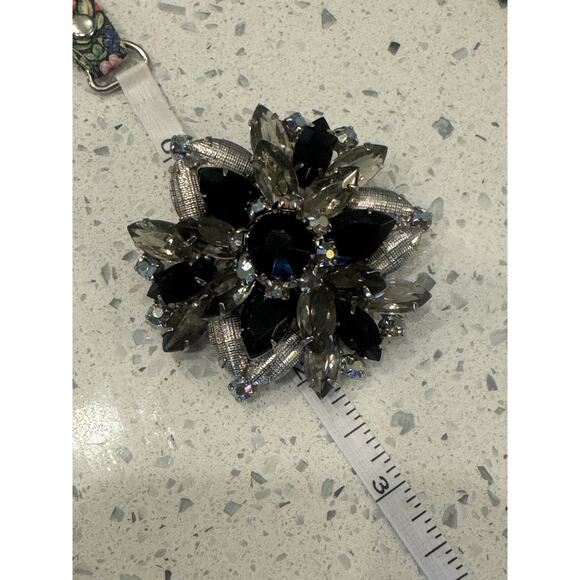 Vintage Brooch Black & Aurora Borealis Rhinestones Flower Design Unsigned 1950s - Picture 4 of 10